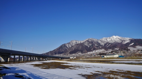 北陸新幹線と高社山 (1500x832).jpg