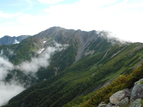 北岳八本歯のコルより間ノ岳.JPG