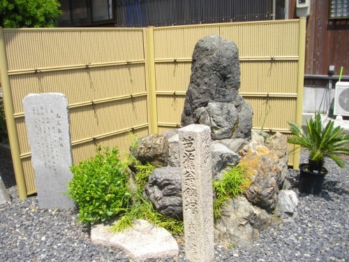 金ヶ崎城芭蕉塚 (1) (500x375).jpg