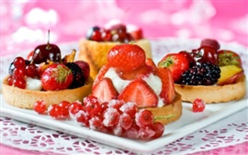 Delicious-dessert-cake-strawberry-cherry-berries_s.jpg