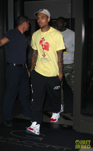 rihanna-chris-brown-gansevoort-hotel-departure-14.jpeg