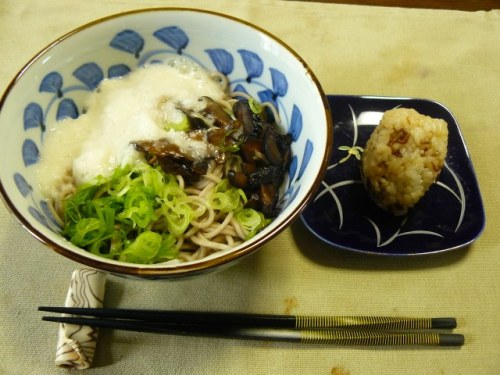 P1760440 (640x480)昼食　市販の生麺の蕎麦を使った山掛け蕎麦とお握り(^^)。.jpg