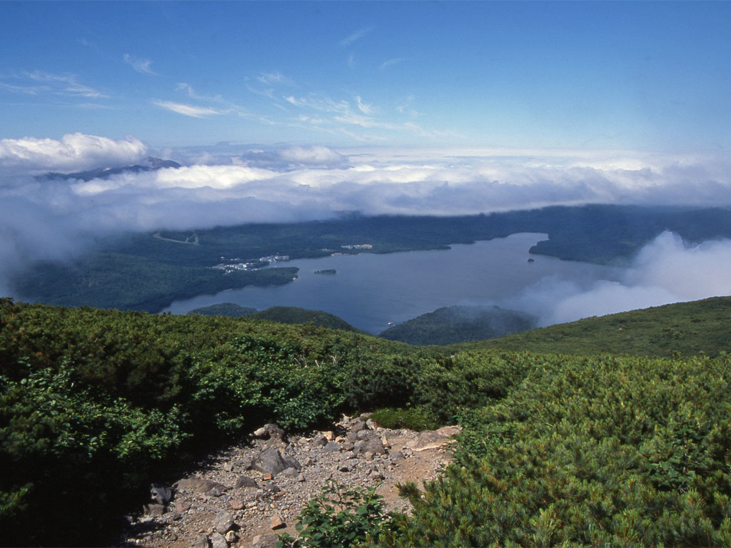 雄阿寒岳から阿寒湖
