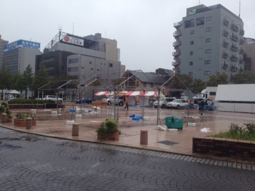 浜松餃子まつり雨.JPG