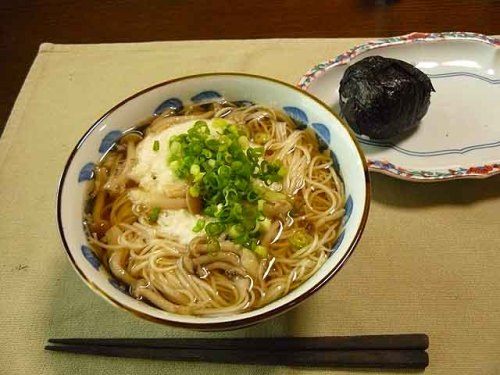 P1600030(640x480)昼食・シメジとオロシのニュウ麺とお握り一個.jpg