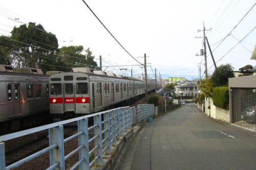 Tokyu train and the residential area