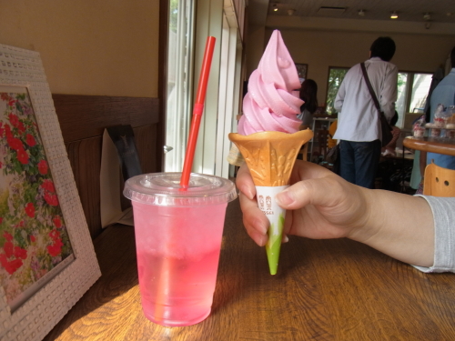 20130525京成バラ園　１６ローズジュースとソフトクリーム.jpg