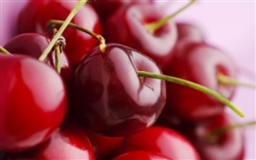 Juicy-delicious-fruits-red-cherry-macro-close-up_s.jpg