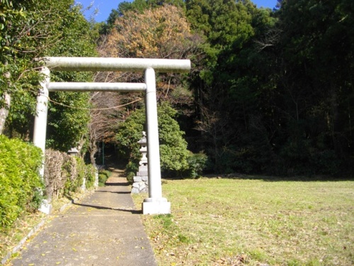 阿伎留城三内神社鳥居.JPG