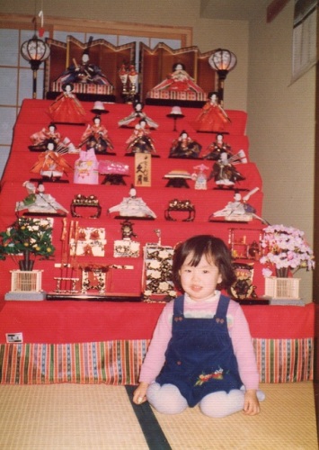 2歳頃の娘と雛人形.jpg