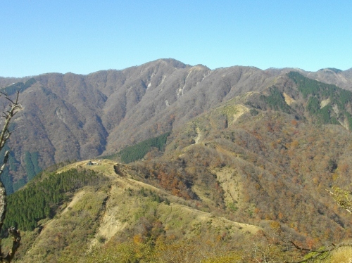 塔ノ岳三ノ塔から丹沢表尾根 (500x374).jpg