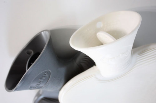 グレー・ホワイト　モダン　シンプル　スタイリッシュ　生活感のないデザイン　湯たんぽ　氷枕　水枕　ＷＡＧＡＹＡ　（わがや）　セレクト　デザイン　ＩＮＴＥＲＩＯＲ雑貨　実用性もデザインも　fashy-の湯たんぽ　氷枕.jpg