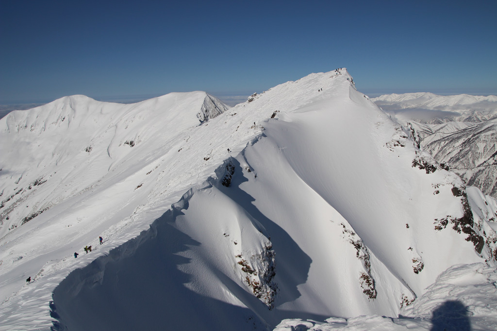 谷川岳・トマの耳からオキの耳を望む