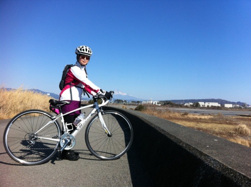 20120204静岡、富士山を背に自転車.jpg