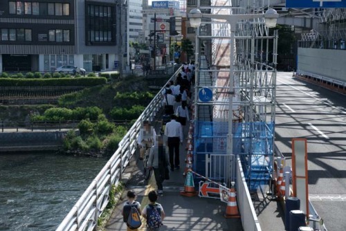 自転車を押して歩くのは違法か