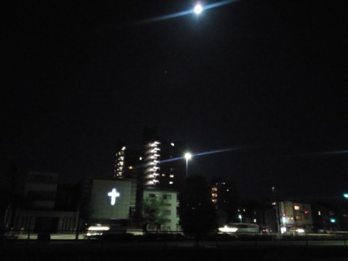 9月19日　教会とお月様２.JPG
