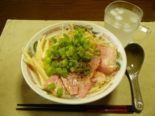 P1760492 (640x480)140702昼食　インスタントラーメン(袋麺、豚骨スープ).jpg