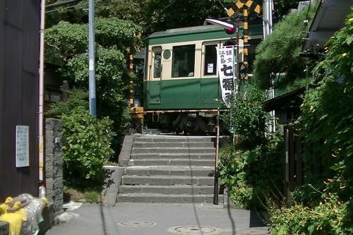 Enoshima Electric Railway crossing approach of Goryo Shrine