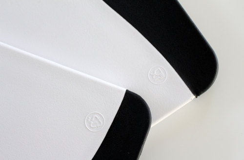真っ白なボードにポイントに黒　モノトーンがカッコイイ　カッティングボード　WAGAYA　（わがや）　暮らしの道具　キッチン雑貨　こだわりのデザイン　大人カラー　デザイン　カッティングボード　.jpg