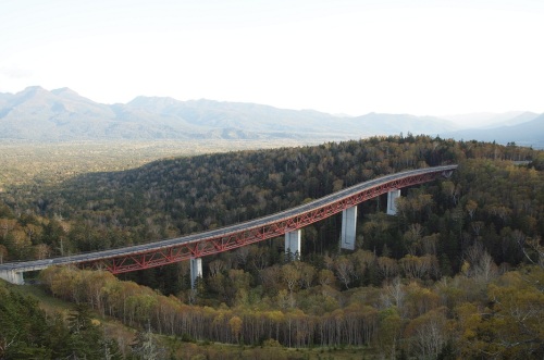 三国峠から望む道路