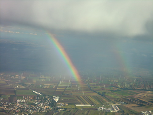CIMG1130　虹の歓迎・風力発電と畑.JPG