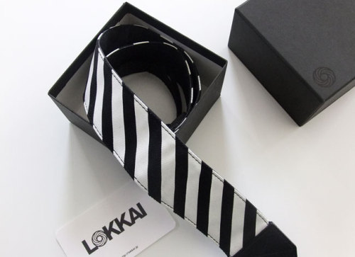 LOKKAI（ロッカイ）カメラストラップ　シンプルで個性的　男性・女性を問わず使えるデザイン　白黒　モノトーン　縞々　ストライプ　カメラストラップ　WAGAYA　（わがや）　セレクト　デザイン　インテリア　雑貨　一眼レフカメラのストラップ.jpg