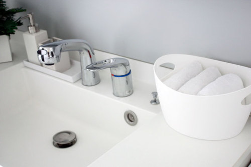 シックでモダンな洗面所　サニタリールーム　WAGAYA（わがや）　艶消しステンレスが美しい　シックな　ミニタオルハンガー　タオルバー　ASVEL　アスベル　.jpg