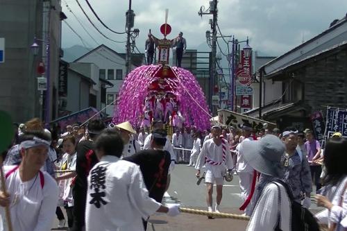 A float parading on Motomachi Street