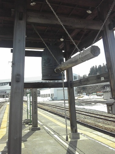 飯山駅構内の鐘.jpg