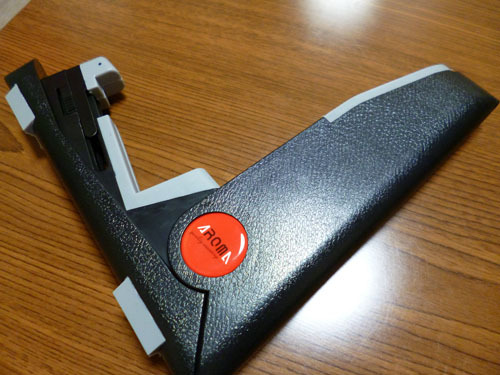aroma_ukulele_stand_half_open.jpg