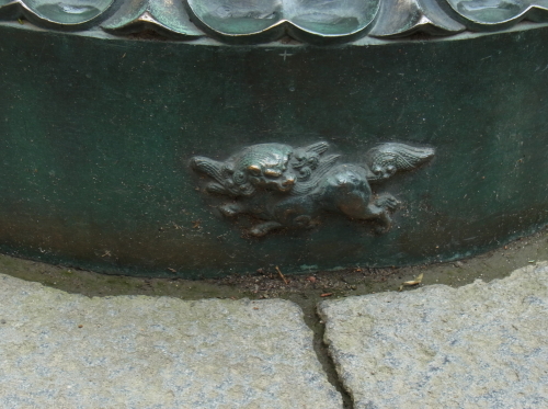 13唐銅鳥居の獅子.jpg
