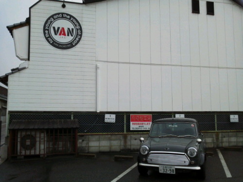 三次のＶＡＮショップ駐車場（ミニクーパー）
