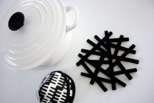 シンプルで個性的　こだわりの白黒モノトーン　キッチン雑貨　鳥の巣デザイン　TREE　WAGAYA　（わがや）　MYHOME　KITCHEN　tablewear　トリベット　鍋敷き　ポットホルダー.jpg
