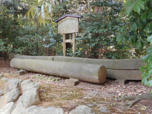 寒川神社一の鳥居柱.JPG