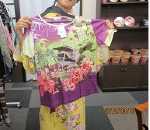 IMG_3194tシャツをあてるくうみん.jpg