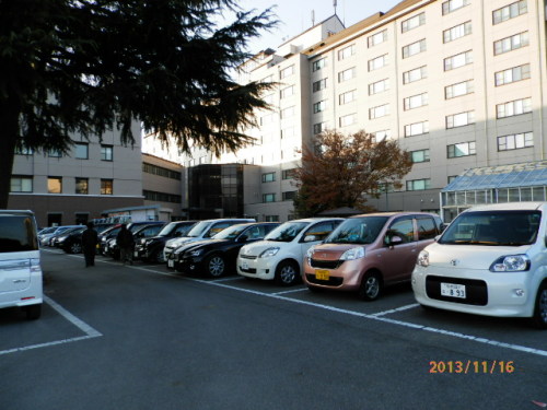 19病棟と駐車場.JPG