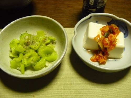 P1760303 (640x480)140623夕食　胡瓜の炒め物とキムチを載せた冷奴.jpg