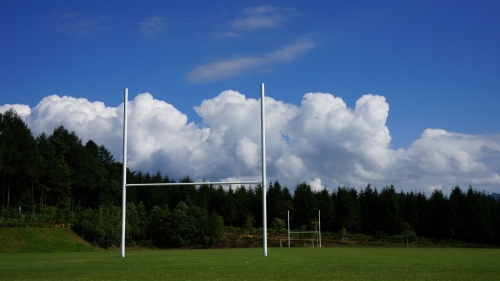 ラグビー菅平白いポールと雲、青い空。 (1400x788).jpg