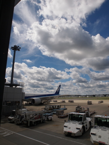 成田空港で搭乗を待つ20120924