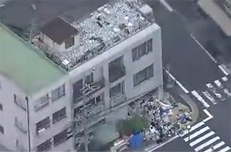 名古屋市のゴミ屋敷 屋上には膨大な空き缶