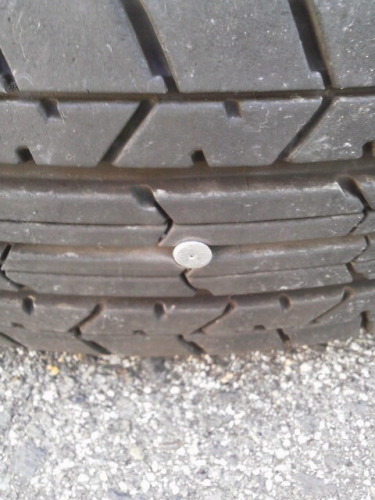 ミライース（フロントタイヤのパンク）木ネジ