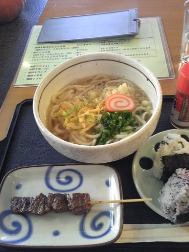 飛騨牛の牛串とうどんとおにぎりの定食.jpg