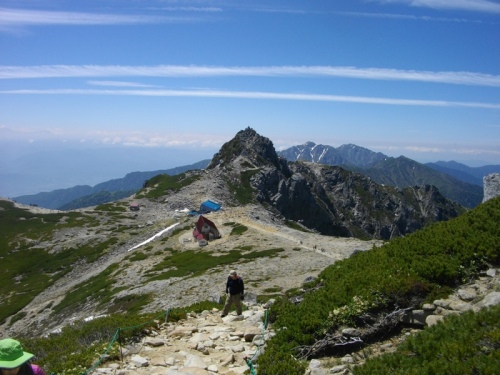 木曽駒ヶ岳中岳より宝剣岳.JPG