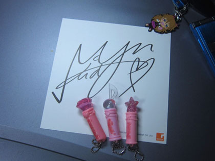 工藤真由さんのサイン＆ミラクルライト