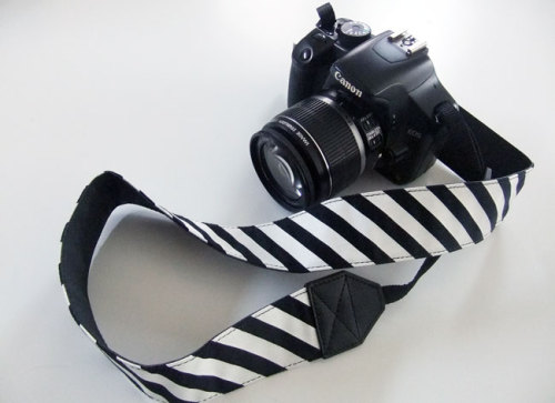クールでカッコイイ　縞々　カメラストラップ　LOKKAI　（ロッカイ）　WAGAYA　（わがや）　セレクト　デザイン　インテリア　雑貨　シンプルで個性的　白黒　モノトーン　ストライプ　カメラストラップ　.jpg