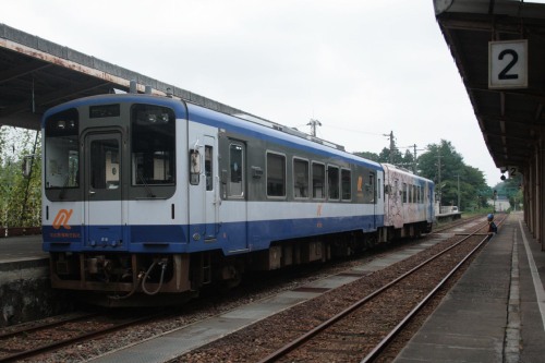 Normal-coloured train of Noto Railway NT200 Series