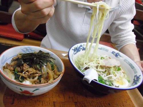 豚太郎佐川店　焼肉丼とのセット