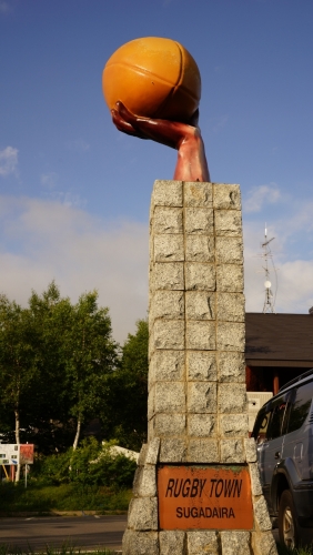 ラグビータウンの像手とラグビーボール (721x1280).jpg
