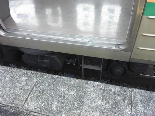 電車とホームの段差ありすぎw(V.2012_03_12__01_39_02).jpg