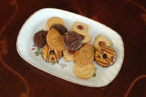 Wedgwoodのワイルドストロベリーにドイツのクッキーを盛り付け Bacchus Antiques 楽天ブログ